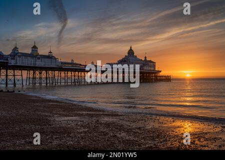 Eastbourne Pier, à East Sussex, sur la côte sud de l'Angleterre, au lever du soleil. Banque D'Images