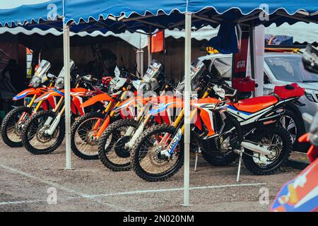 Pahang, Malaisie - 24 septembre 2022 Motos à l'espace de stationnement de l'événement. Banque D'Images