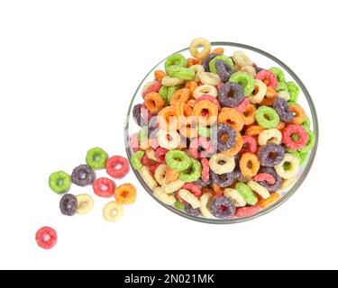 Fruits boucles céréales anneaux petit déjeuner avec lait isolé sur fond blanc Banque D'Images