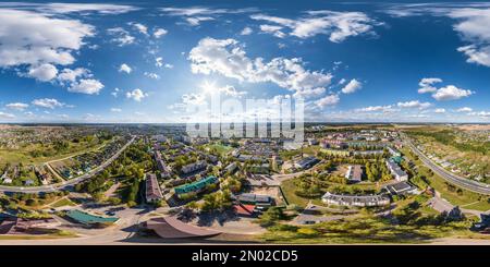 Vue panoramique à 360° de vue panoramique de 360 hdri sphérique sans couture aérienne au-dessus de la grande hauteur de la petite ville provinciale avec secteur privé et immeuble d'appartements en hauteur