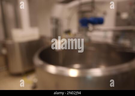 Vue floue du réservoir de préparation du lait caillé à l'usine de fromage Banque D'Images