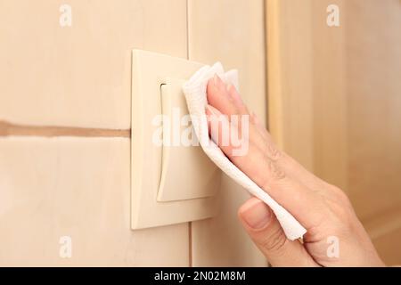 Femme utilisant du papier de soie pour allumer la lumière à l'intérieur, gros plan Banque D'Images