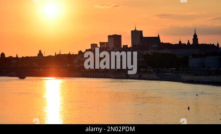 Varsovie, Pologne. 28 juillet 2021.vue de Varsovie et coucher de soleil orange sur la rivière. Banque D'Images