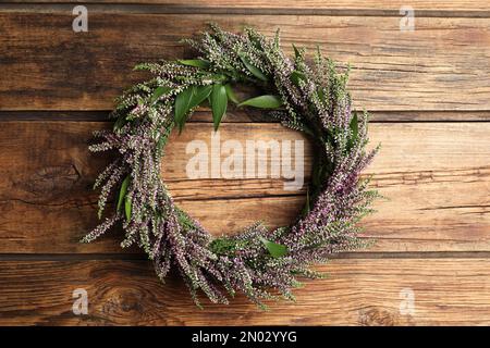 Belle couronne automnale avec fleurs chinées sur fond de bois, vue de dessus. Espace pour le texte Banque D'Images