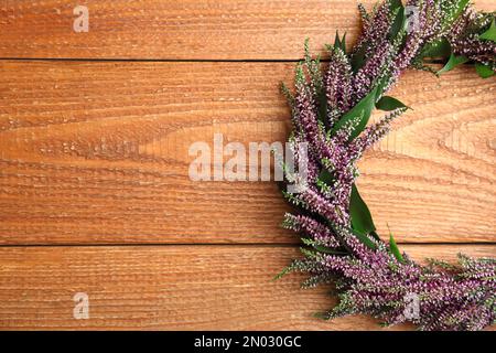 Belle couronne automnale avec fleurs chinées sur fond de bois, vue de dessus. Espace pour le texte Banque D'Images