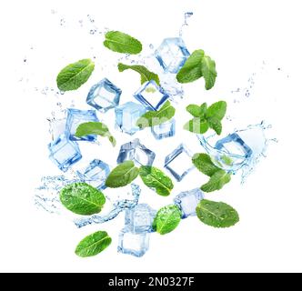 Glaçons et feuilles de menthe verte avec éclaboussures d'eau sur fond blanc Banque D'Images