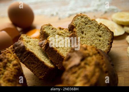 Le pain à la banane est un type de pain fait avec la pulpe du fruit à la banane et généralement levain avec de la levure chimique. Banque D'Images