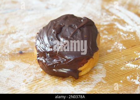 Une berlina est une préparation sphérique de pâte sucrée frite dans la graisse ou l'huile et remplie de confiture ou d'un type de crème. Banque D'Images