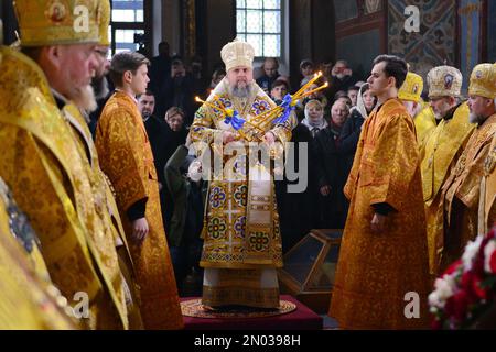 KIEV, UKRAINE - 2023/02/03: Serhii Petrovych Dumenko, Métropolitain Epiphanius, chef de l'Eglise d'Ukraine, parmi les prêtres, dirige le service à l'occasion du quatrième anniversaire de son enthronement dans la Cathédrale Saint Sophia de Kiev. Lors de l'unification de la cathédrale sur 15 décembre 2018, le Métropolite Epiphanie de Pereyaslav et de Byotserkiv a été élu à la tête de l'Église orthodoxe d'Ukraine. Et c'est lui qui a reçu les tomos sur l'autocéphalie de l'Église orthodoxe d'Ukraine sur 6 janvier des mains du Patriarche œcuménique Bartholomée. L'intronisation du Banque D'Images