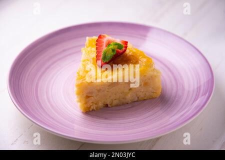 Gâteau éponge de pomme sur une assiette en bois. Banque D'Images