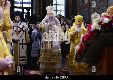 3 février 2023: KIEV, UKRAINE - 2023/02/03: Serhii Petrovych Dumenko, Métropolitain Epiphanius, chef de l'Église d'Ukraine, parmi les prêtres, dirige le service à l'occasion du quatrième anniversaire de son enthération dans la cathédrale Saint-Jean Sophia de Kiev. Lors de l'unification de la cathédrale sur 15 décembre 2018, le Métropolite Epiphanie de Pereyaslav et de Byotserkiv a été élu à la tête de l'Église orthodoxe d'Ukraine. Et c'est lui qui a reçu les tomos sur l'autocéphalie de l'Église orthodoxe d'Ukraine sur 6 janvier des mains du Patriarche œcuménique Bartholomée. Le en Banque D'Images