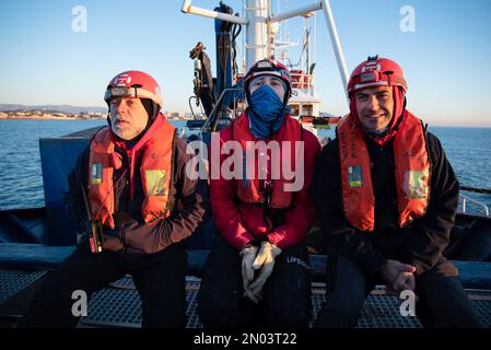 Vinaros, Espagne. 04th févr. 2023. Des volontaires du navire espagnol Aita mari, appartenant à l'ONG basque SMH, regardent attentivement de l'arc comme il part pour la mer ouverte du port de Vinaros. Le navire de sauvetage Aita mari de l'ONG basque SMH a quitté pour la première fois le port de Vinaros à Valence le samedi 4 février pour effectuer des exercices de sauvetage en mer ouverte avant sa première mission en 2023. Crédit : SOPA Images Limited/Alamy Live News Banque D'Images