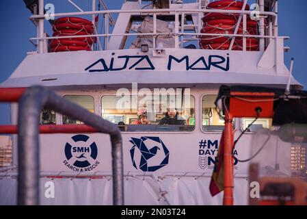 Vinaros, Espagne. 04th févr. 2023. Le capitaine de l'Aita mari déplace la barre pour la première fois en 2023 pour effectuer des exercices de sauvetage en mer avant de mettre la voile sur une mission. Le navire de sauvetage Aita mari de l'ONG basque SMH a quitté pour la première fois le port de Vinaros à Valence le samedi 4 février pour effectuer des exercices de sauvetage en mer ouverte avant sa première mission en 2023. Crédit : SOPA Images Limited/Alamy Live News Banque D'Images