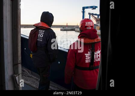 Vinaros, Espagne. 04th févr. 2023. Les marins regardent de près du côté tribord tandis que l'Aita mari quitte le port de Vinaros. Le navire de sauvetage Aita mari de l'ONG basque SMH a quitté pour la première fois le port de Vinaros à Valence le samedi 4 février pour effectuer des exercices de sauvetage en mer ouverte avant sa première mission en 2023. Crédit : SOPA Images Limited/Alamy Live News Banque D'Images