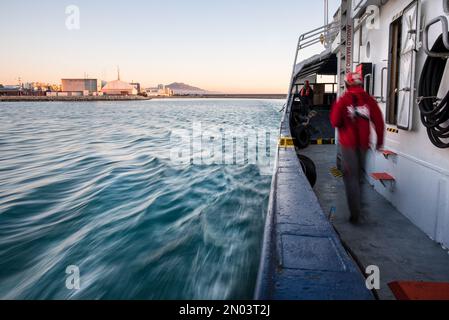 Vinaros, Espagne. 04th févr. 2023. Le navire de sauvetage espagnol Aita mari se déplace pour la première fois en 2023 dans les eaux méditerranéennes pour un exercice de sauvetage en mer ouverte. Le navire de sauvetage Aita mari de l'ONG basque SMH a quitté pour la première fois le port de Vinaros à Valence le samedi 4 février pour effectuer des exercices de sauvetage en mer ouverte avant sa première mission en 2023. Crédit : SOPA Images Limited/Alamy Live News Banque D'Images