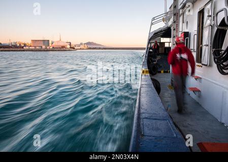 Vinaros, Espagne. 04th févr. 2023. Le navire de sauvetage espagnol Aita mari se déplace pour la première fois en 2023 dans les eaux méditerranéennes pour un exercice de sauvetage en mer ouverte. Le navire de sauvetage Aita mari de l'ONG basque SMH a quitté pour la première fois le port de Vinaros à Valence le samedi 4 février pour effectuer des exercices de sauvetage en mer ouverte avant sa première mission en 2023. (Photo de Ximena Borrazas/SOPA Images/Sipa USA) crédit: SIPA USA/Alay Live News Banque D'Images