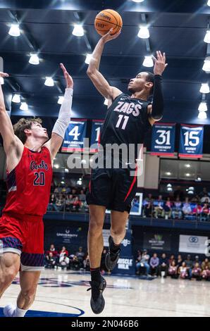 04 février 2023 Moraga, CA États-Unis Le garde de Gonzaga Nolan Hickman (11) tire le ballon pendant le match de basket-ball NCAA pour hommes entre Gonzaga Bulldogs et les Gaels de Saint Mary. Le battement de Saint Mary Gonzaga en heures supplémentaires 78-70 au pavillon de la Credit Union de l'Université Moraga Calif. Thurman James/CSM Banque D'Images