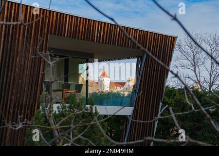 Fuessen, Allemagne - 14 janvier 2023 : vue à travers un immeuble moderne vers le château historique Banque D'Images