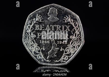 Un 50p publié par la monnaie royale en 2016 pour commémorer le 150th anniversaire de la naissance de Helen Beatrix Potter Banque D'Images