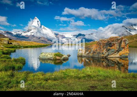Une des plus belles montagnes du monde, vue sur le mont Cervin depuis le pittoresque lac Stellisee, Zermatt, canton du Valais, Suisse, Europe Banque D'Images