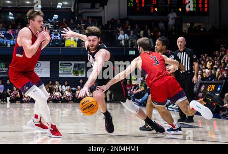 04 février 2023 Moraga, CA États-Unis Gonzaga Forward Drew Timme (2) va au panier pendant le match de basket-ball NCAA pour hommes entre Gonzaga Bulldogs et les Gaels de Saint Mary. Le battement de Saint Mary Gonzaga en heures supplémentaires 78-70 au pavillon de la Credit Union de l'Université Moraga Calif. Thurman James/CSM Banque D'Images