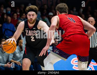 04 février 2023 Moraga, CA États-Unis Gonzaga Forward Drew Timme (2) va au panier pendant le match de basket-ball NCAA pour hommes entre Gonzaga Bulldogs et les Gaels de Saint Mary. Le battement de Saint Mary Gonzaga en heures supplémentaires 78-70 au pavillon de la Credit Union de l'Université Moraga Calif. Thurman James/CSM Banque D'Images