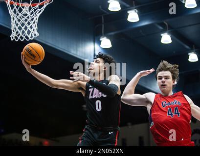 04 février 2023 Moraga, CA États-Unis Le garde de Gonzaga, Julian Strawther (0), va au panier lors du match de basketball masculin NCAA entre Gonzaga Bulldogs et les Gaels de Saint Mary. Le battement de Saint Mary Gonzaga en heures supplémentaires 78-70 au pavillon de la Credit Union de l'Université Moraga Calif. Thurman James/CSM Banque D'Images