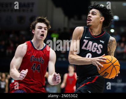 04 février 2023 Moraga, CA États-Unis Le garde de Gonzaga, Julian Strawther (0), va au panier lors du match de basketball masculin NCAA entre Gonzaga Bulldogs et les Gaels de Saint Mary. Le battement de Saint Mary Gonzaga en heures supplémentaires 78-70 au pavillon de la Credit Union de l'Université Moraga Calif. Thurman James/CSM Banque D'Images