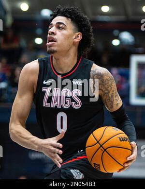 04 février 2023 Moraga, CA États-Unis Le garde de Gonzaga, Julian Strawther (0), va dans le panier lors du match de basket-ball des hommes NCAA entre Gonzaga Bulldogs et les Gaels de Saint Mary. Le battement de Saint Mary Gonzaga en heures supplémentaires 78-70 au pavillon de la Credit Union de l'Université Moraga Calif. Thurman James/CSM Banque D'Images