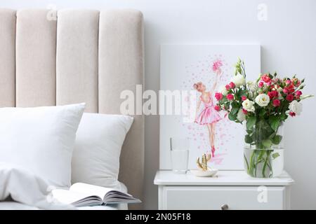 Vase en verre avec fleurs fraîches dans la chambre Banque D'Images