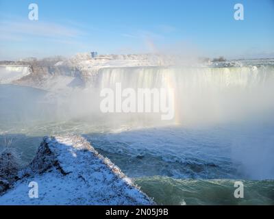 Une vue fascinante d'un magnifique paysage d'hiver, un arc-en-ciel au-dessus des chutes canadiennes de Niagara, couvertes de glace et de neige Banque D'Images