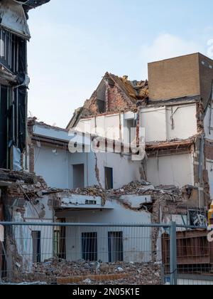 La maison s'est effondrée avec des clôtures de sécurité autour d'elle Banque D'Images