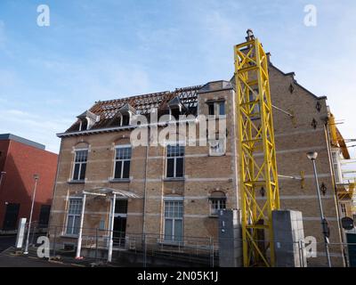 Les travaux de démolition commencent par le toit d'un grand complexe de logements Banque D'Images