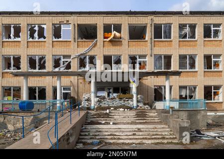 Entrée à une école détruite par les bombardements. La guerre en Ukraine. Invasion russe de l'Ukraine. Terreur à la population civile. Crimes de guerre Banque D'Images