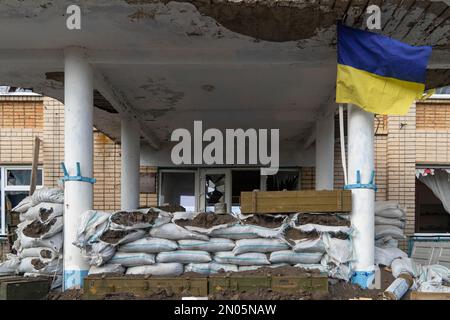 Entrée à une école détruite par les bombardements. La guerre en Ukraine. Invasion russe de l'Ukraine. Terreur à la population civile. Crimes de guerre Banque D'Images