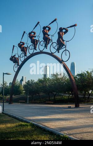 Sculpture 'recherche' par l'artiste chilien autodidacte Hernan Puelma Urzúa dans le parque bicentenario (Parc du Bicentennial) à Santiago, Chili. Banque D'Images