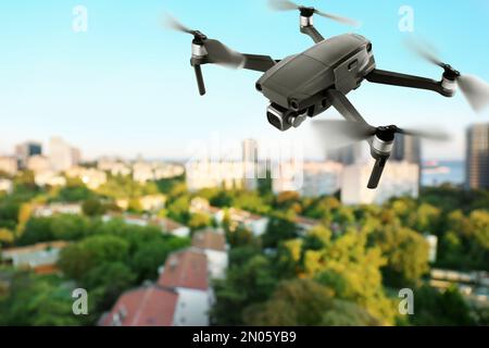 Un drone moderne survolant la ville. Surveillance aérienne Banque D'Images