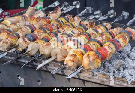 Georgian shashlik closeup - Street food in City day festival à Dnipro, Ukraine Banque D'Images