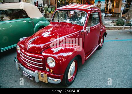 Voiture d'époque lors d'un événement en plein air. Un cabriolet Fiat 500 Topolino rouge italien lors d'un événement pour les collectionneurs de voitures Banque D'Images