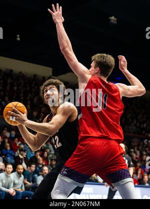 04 février 2023 Moraga, CA États-Unis Gonzaga Aprevent Anton Watson (22) va à la boucle pendant le match de basket-ball NCAA pour hommes entre Gonzaga Bulldogs et les Gaels de Saint Mary. Le battement de Saint Mary Gonzaga en heures supplémentaires 78-70 au pavillon de la Credit Union de l'Université Moraga Calif. Thurman James/CSM Banque D'Images