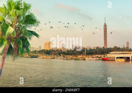 Moulez au-dessus du centre-ville du Caire au coucher du soleil Banque D'Images