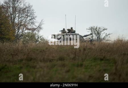 Le principal char de combat de l'armée britannique FV4034 Challenger 2 ii lors d'un exercice de combat militaire, Wiltshire, Royaume-Uni Banque D'Images