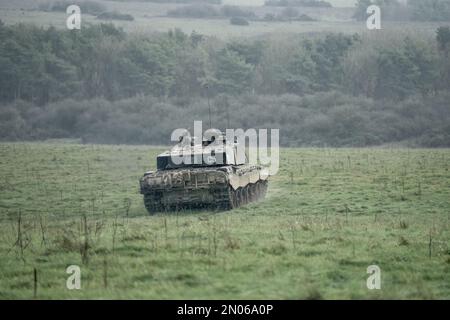 Le principal char de combat de l'armée britannique FV4034 Challenger 2 ii lors d'un exercice de combat militaire, Wiltshire, Royaume-Uni Banque D'Images