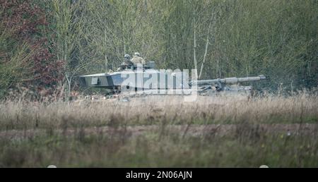 Le principal char de combat de l'armée britannique FV4034 Challenger 2 ii lors d'un exercice de combat militaire, Wiltshire, Royaume-Uni Banque D'Images