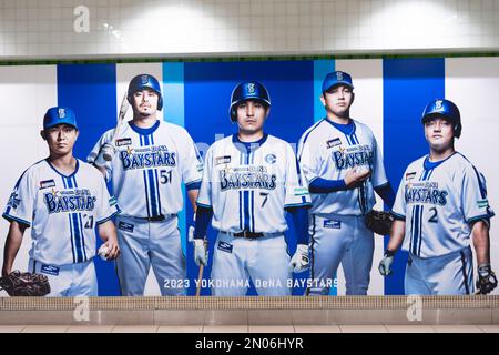Yokohama, préfecture de Kanagawa, Japon. 5th févr. 2023. Une publicité pour le Yokohama BayStars incluant un nouveau uniforme de maison avant l'ouverture de la saison de baseball japonaise à la station de Yokohama.le Yokohama Dena BayStars (æ¨ªæµœDeNAãƒ™ã‚¤‚¹ã‚¿ãƒ¼ã‚º) est une équipe de baseball professionnelle japonaise basée à Yokohama, au Japon, jouant dans la Central League of Nippon Professional Baseball. L'équipe joue ses matchs à domicile au stade de Yokohama. (Credit image: © Taidgh Barron/ZUMA Press Wire) USAGE ÉDITORIAL SEULEMENT! Non destiné À un usage commercial ! Banque D'Images