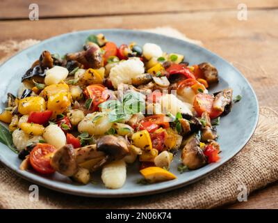 Gnocchi aux légumes d'été sautés et aux champignons. Banque D'Images