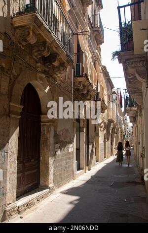 A Syracuse, Italie / le 08/01/22/ rue dans le vieux centre de l'île d'Ortigia, en Sicile, Italie Banque D'Images