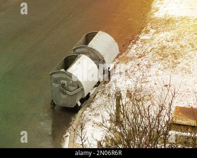 Deux poubelles modernes en métal, vue du dessus. Écologie, collecte des ordures. Poubelles métalliques sur le site de collecte des ordures Banque D'Images