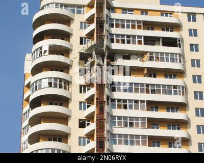 Un grand bâtiment endommagé par une explosion. Un grand bâtiment résidentiel endommagé par une photo de missile russe. Guerre russo-ukrainienne. Kharkov, Ukraine 04,02 Banque D'Images