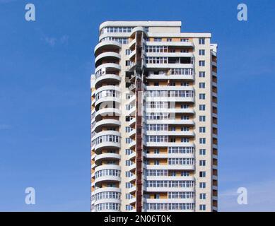 Un grand bâtiment endommagé par une explosion. Un grand bâtiment résidentiel endommagé par une photo de missile russe. Guerre russo-ukrainienne. Kharkov, Ukraine 04,02 Banque D'Images